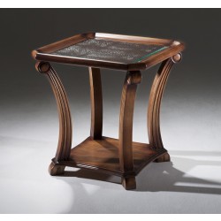 Foto da mesa lateral em madeira, acabamento escuro, Amistad,  fundo Infinito